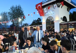 Kemer Halk Kadir Gecesinde Cumhuriyet Meydanndaki iftarda bulutu